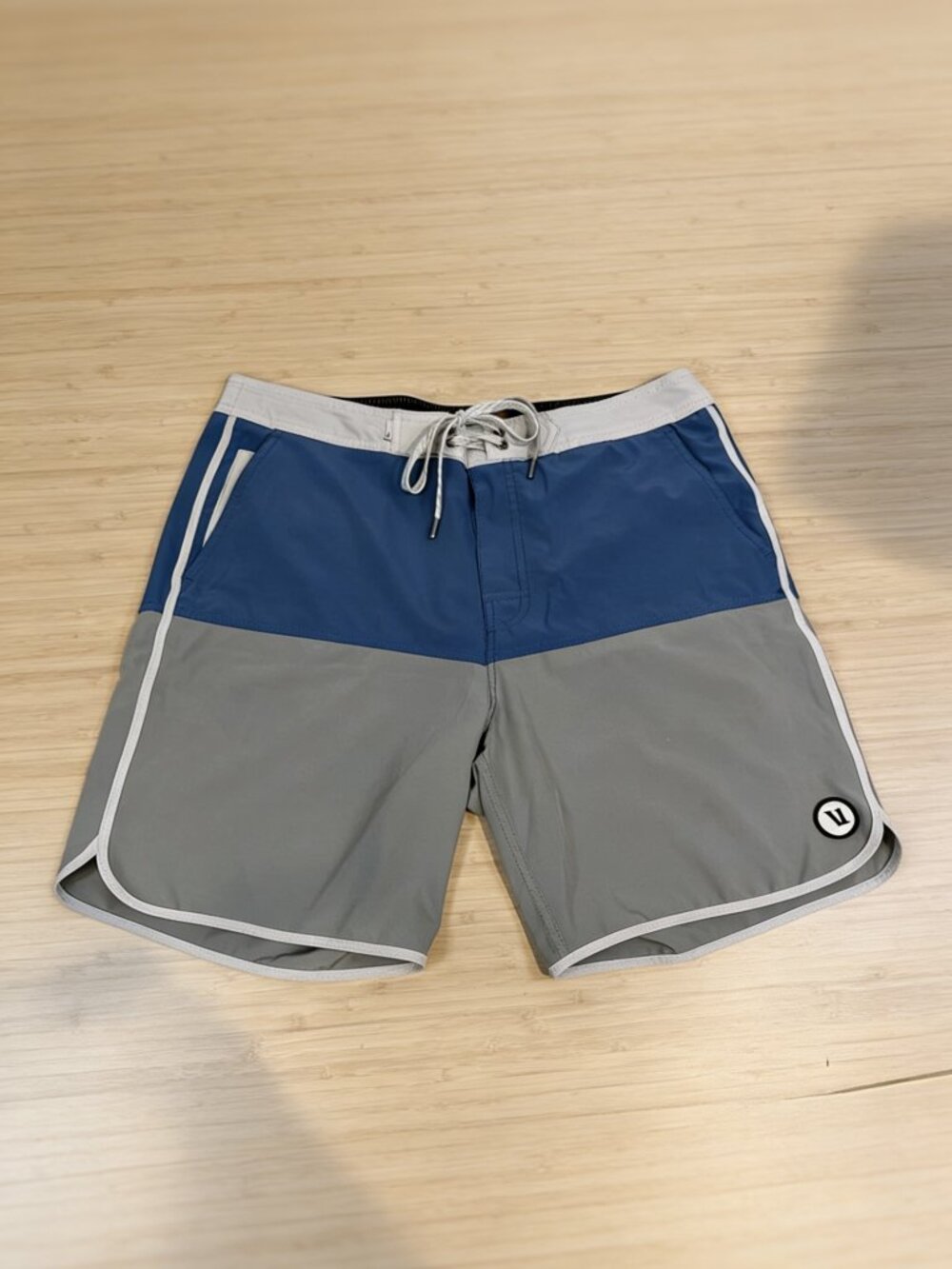 EUC Men's Vuori Cruise Boardshorts Blue Gray Swim Trunks V314 Size 33
